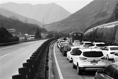 正月初六,安康往西安段距车家河隧道2.3公里处,发生了严重堵车 本报记者 陈飞波 摄
