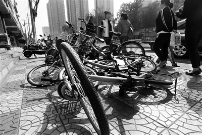 倒地單車 本報(bào)記者 代澤均 攝