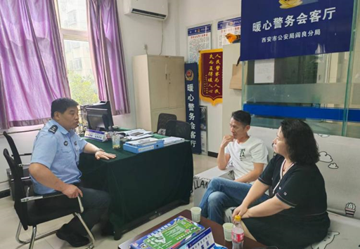 （韩民安对居民进行矛盾调解）