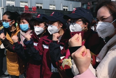 來(lái)自西安大興醫(yī)院的陜西省醫(yī)療隊(duì)隊(duì)員在出發(fā)儀式上 新華社發(fā)