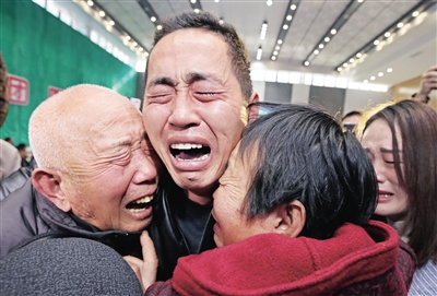 赵明明见到亲生父母时一家人泣不成声。 本报记者 陈飞波 摄