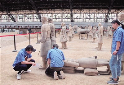 研究团队在兵马俑一号坑现场开展分析工作(资料图片)