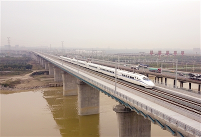 10月20日，银川至西安北的DJ1932次动车组试验列车驶过西银高铁渭河特大桥。 唐振江 摄
