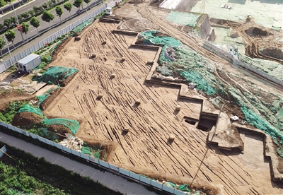 这是三义庄古代道路路面车辙(6月30日摄) 新华社发(陕西省考古研究院供图)