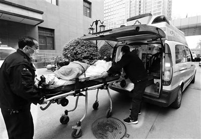 急救人员将老人送往医院 本报记者 马昭 摄