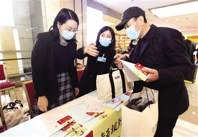 參加大會的政協委員報到。 本報記者 馬昭 攝