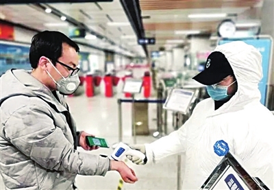 昨日,乘客乘車前先測量體溫。 本報記者 張彥剛 攝