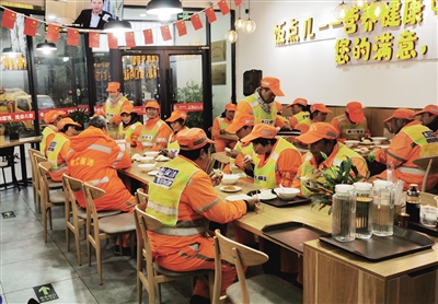 保潔員在快餐店免費(fèi)吃早飯