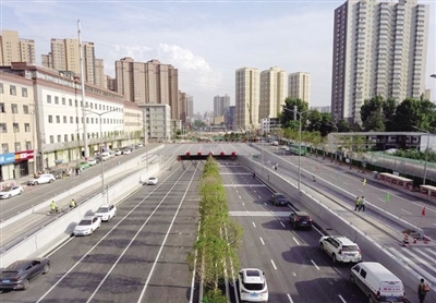 昨日,随着经九路陇海铁路立交主隧道的通车,西安市58条断头路及新增任务红庙坡断头路已全部打通。 本报记者 文锦 摄