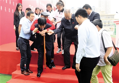 开学典礼结束后,校长背起老教授 杜超英 摄