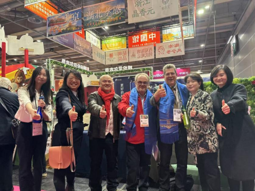　　（法国农业食品产品和技术国际贸易发展协会、法国国际农业展农业竞赛评委等嘉宾与宁波代表现场交流合影）