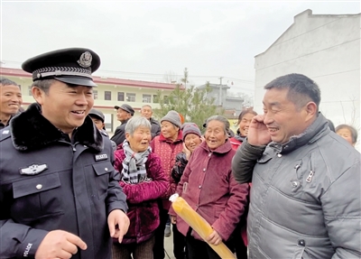 李红（右一）回家了，大家都替他们一家人高兴。 本报记者 王晓峰 摄