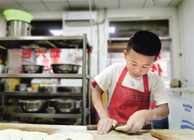 7岁的赵泽华每天坚持帮家里干活 本报记者 李宗华 摄