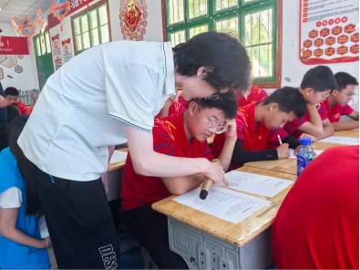 图为实践队员为学生讲解电信诈骗专题知识 王佳蕾 供图