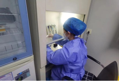 1月5日凌晨，在区医院基因扩增实验室的试剂准备间，检验员正在仔细的配置试剂，这也是核酸检测流程的第一步。