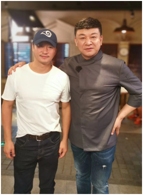 演员吴京与帅晓剑大厨