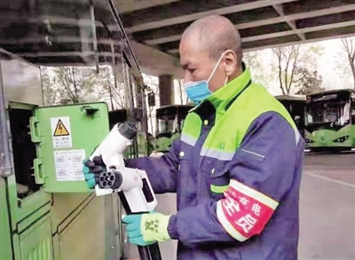 充电工赵刚在作业中