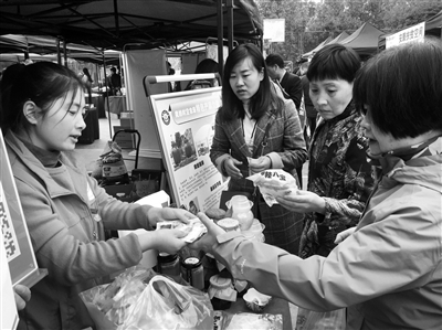 居民們選購各類農(nóng)副產(chǎn)品