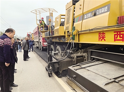 修路“神器”整修道路现场