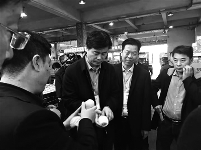蒲城县县长张毅锋(右三)为南京市民介绍蒲城酥梨