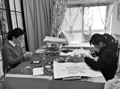 大学生学习制作棉絮画