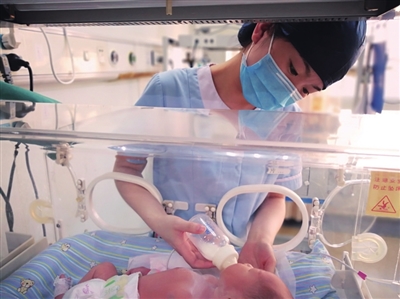 醫(yī)護人員正在照顧早產兒