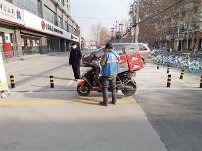 配送小哥“全副武装”配送超市生鲜
