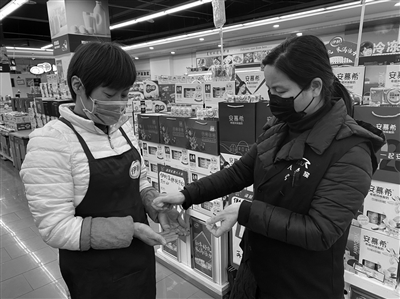 同事之間互相以酒精消毒