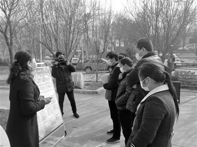 就業(yè)扶貧超市的企業(yè)代表向村民介紹崗位情況