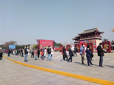 大唐芙蓉园西门,市民排队进园