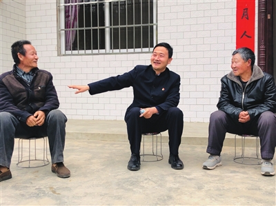 寧懷彬(中)走訪群眾