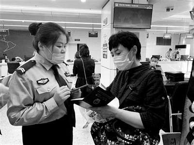出入境大厅民警接待群众
