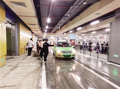 　　昨日，旅客经西安火车站丹凤门地下交通枢纽顺利换乘出站。 本报记者 张彦刚 摄