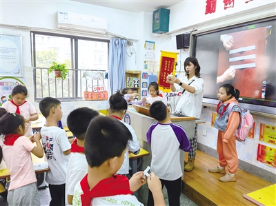 陕师大锦园小学杨妍老师和学生们一起做手工