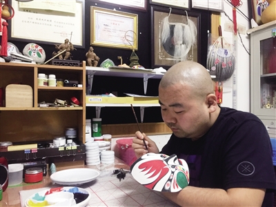陕西男子17年画上千张秦腔脸谱 展示脸谱艺术