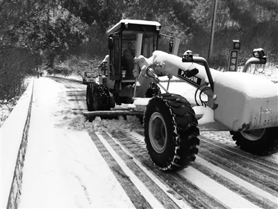 清理道路积雪