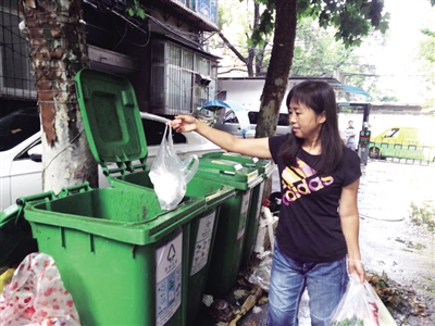 市民投放垃圾 本报记者 张毅伟 摄