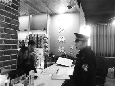 民警核實(shí)男孩女孩身份信息