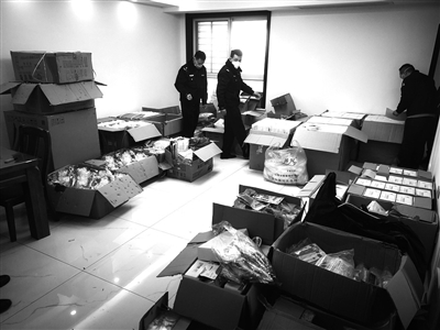 民警查获销售假冒伪劣口罩现场