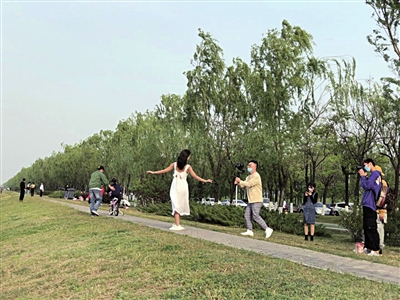 西安昨日天氣晴好,不少市民外出游玩