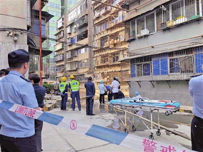 事故現(xiàn)場(chǎng)拉起警戒線 本報(bào)記者 葛蘭 攝