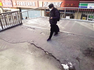 過(guò)街天橋上破損的路面