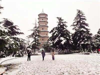 2月24日上午，游人在韓城賞雪 本報記者 任瑞 攝