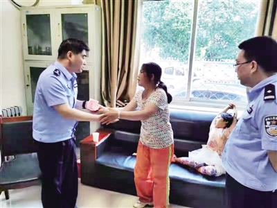 民警拿出200元现金交给朱某补贴家用