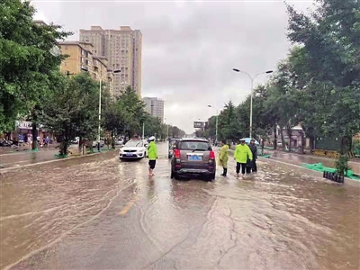 临潼交警在积水路段执勤 本报记者 朱娜 摄