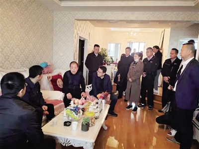 各界人士慰问英雄家人