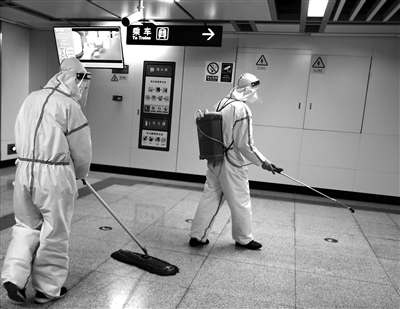 3月16日，西安地铁和平门站防疫工作人员正在消杀。 本报记者 代泽均 摄