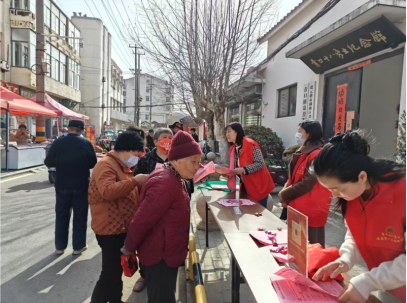 工作人员向老人宣传“安康关爱行动”