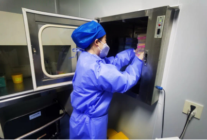 配置好的试剂及准备好的枪头通过传递窗传到标本制备室