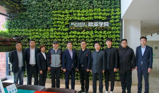 出席签约仪式的双方代表合影留念